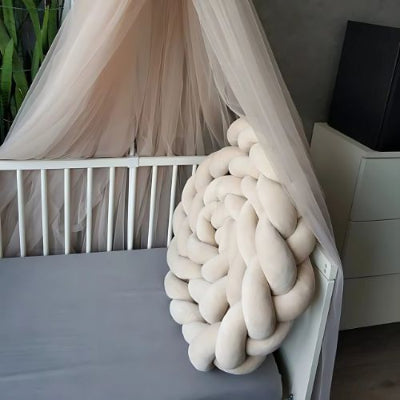 Tour de lit tressé beige, une décoration soignée qui passe partout