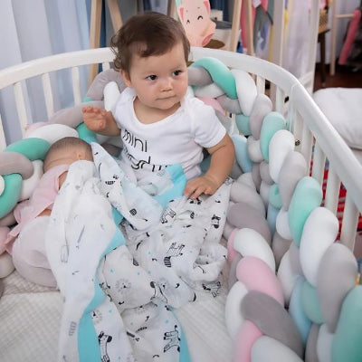Tour de lit tresse empêchant les bras et jambes de bébé endormis de se coincer