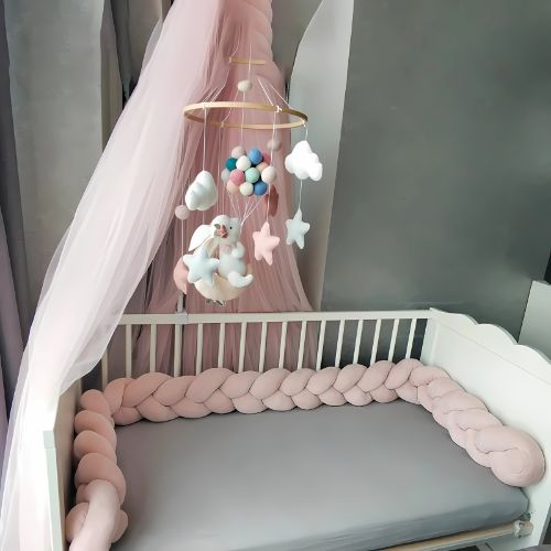 Tresse décorative rose gold dans une chambre de bébé fille, style élégant et ambiance apaisante