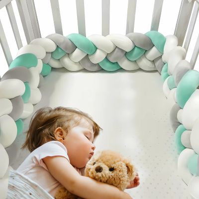 Bébé dort paisiblement dans son berceau tresse de lit bebe au tour de lui