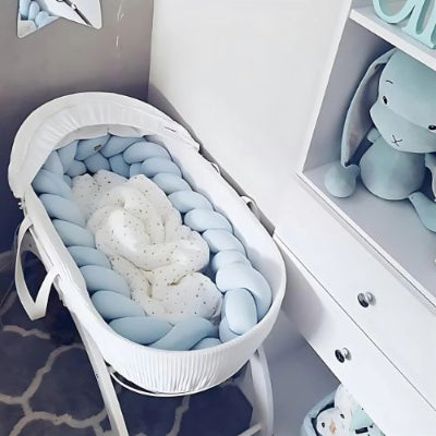 Tresse de lit dans petit lit bébé pour un sommeil paisible