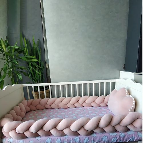 Tresse de lit bébé rose gold installée dans un lit à barreaux 60x120 cm, barrière de sécurité anti-chocs