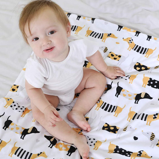 Couverture bébé sécurisante, texture minky et motifs adorables stimulants