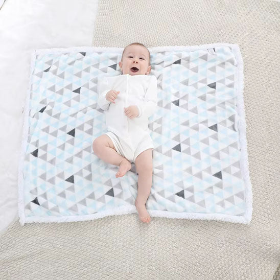 Couverture bébé utilisée comme tapis d’éveil