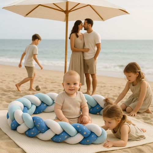 Bébé sur la plage délimité avec tour de lit tresse