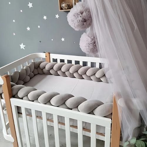 Tresse de lit bebe design élégante-intègre parfaitement à la chambre.