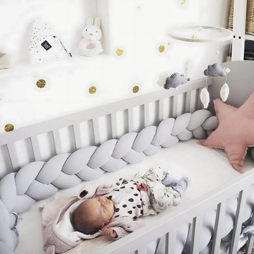 Bébé dort profondément grâce à la douceur de la tresse de lit bebe