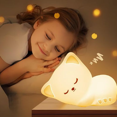 Fille dans son lit ce sen en sécurité   avec la lumière de veilleuse bébé