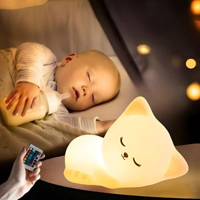 Bébé dort tranquillement grâce à la lumière douce de  veilleuse bébé 