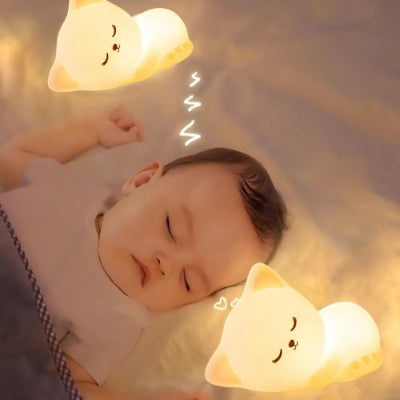 Bébé endormit entouré de 2 veilleuses bébé lumière douce