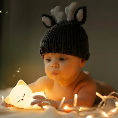 Bébé touche la veilleuse bébé en silicone doux sans danger